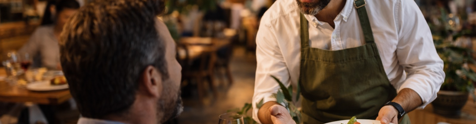 Interacción entre camarero y cliente