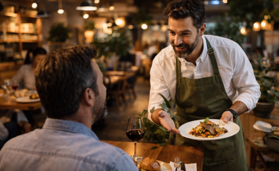 Interacción entre camarero y cliente